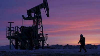Stok Minyak AS Melonjak, Harga WTI & Brent Kompak Turun