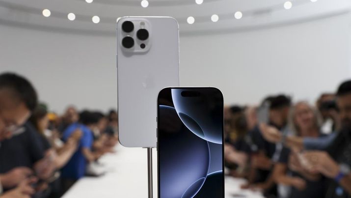 iPhone 16 baru dipamerkan selama pengumuman produk baru di kantor pusat Apple pada hari Senin, 9 September 2024, di Cupertino, California. (AP Photo/Juliana Yamada)