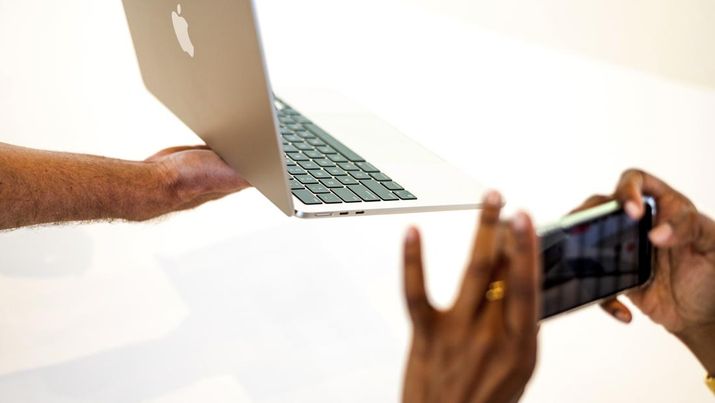 Komputer Apple MacBook Air baru dengan prosesor M2 ditampilkan, Senin, 6 Juni 2022, menyusul presentasi utama Apple's World Wide Developer Conference di kampus kantor pusat Apple di Cupertino, California (AP Photo/Noah Berger)