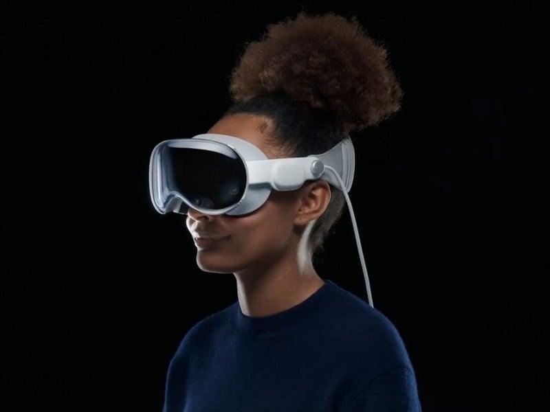 Model menggunakan perangkat Vision Pro